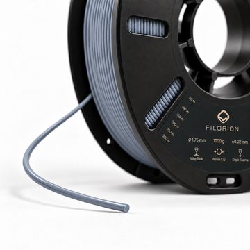 Filorion Reference PET-G Gri, 1.75 mm, 1 kg — makara ve filament ucu yakın görünümü